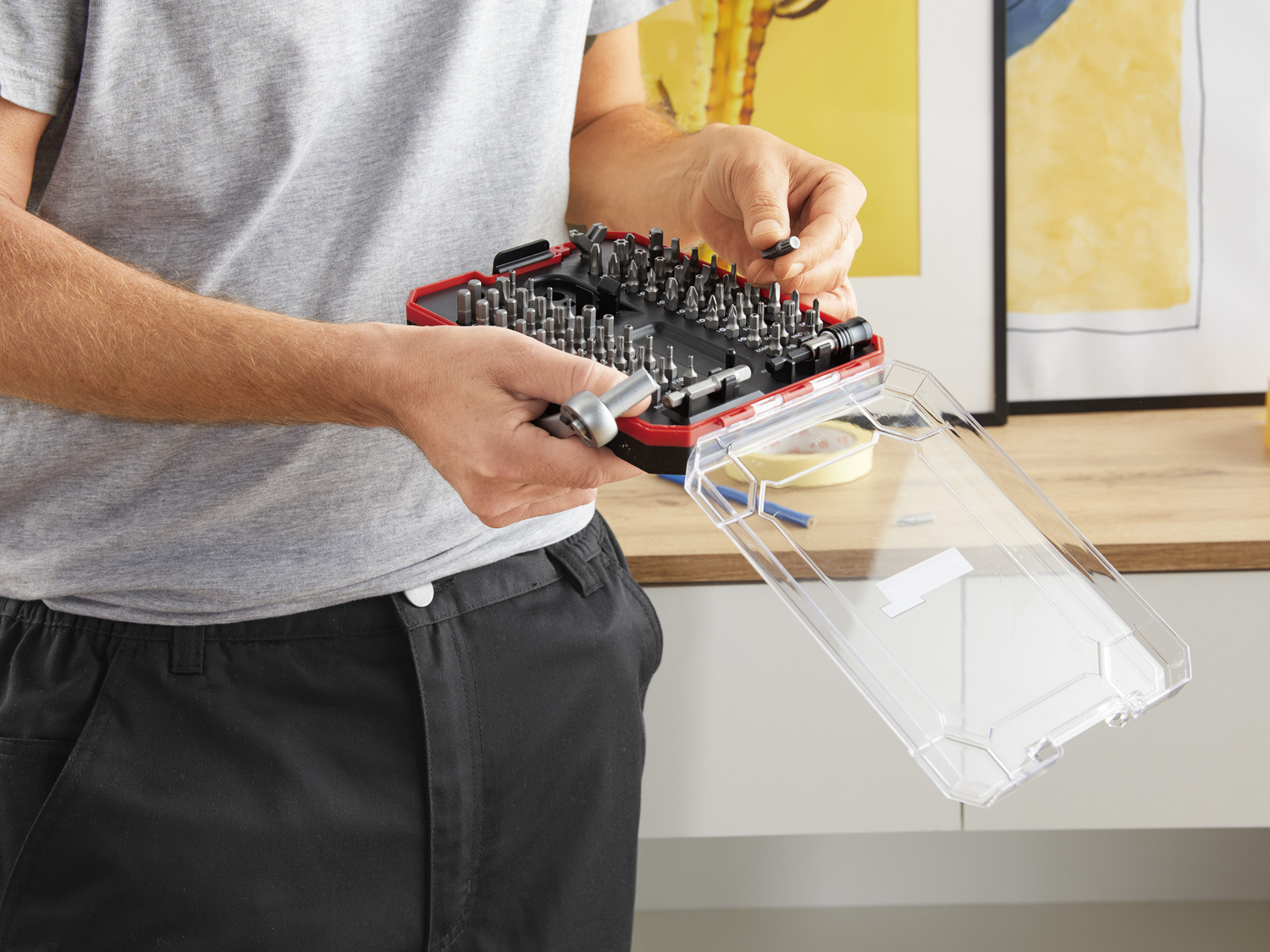 Wkrętak z grzechotką i zestawem bitów Powerfix, cena 7,00 PLN
- 81 elementów
Opis
- ...