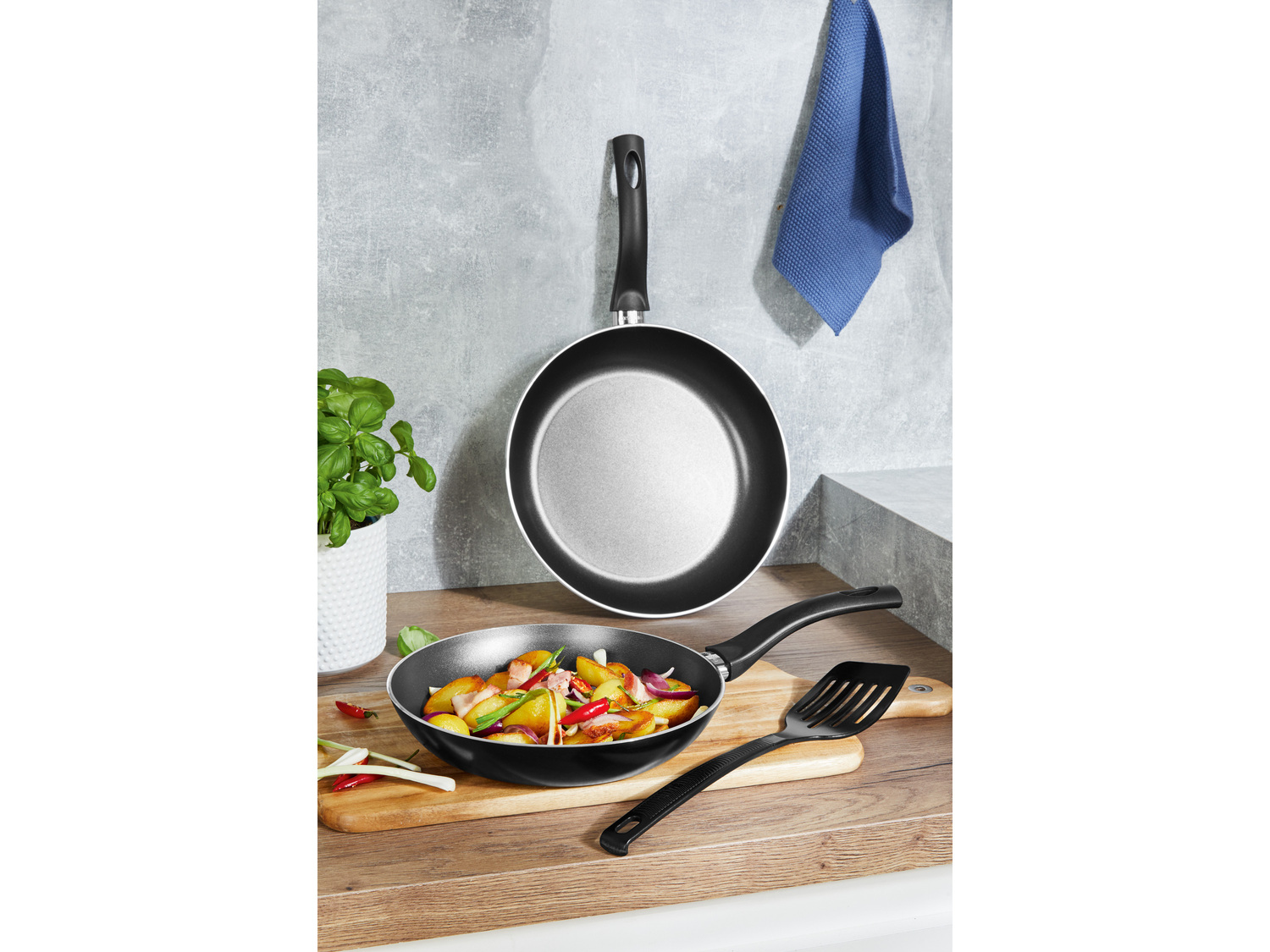 Patelnia aluminiowa Ø 28 cm Ernesto, cena 29,99 PLN
- z wysokiej jakości powłoką ...