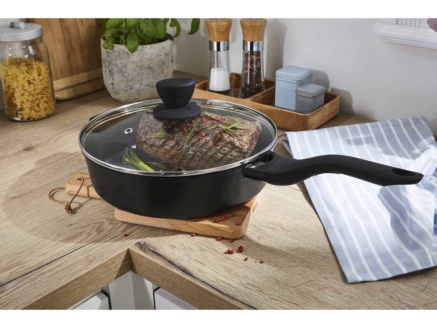 Patelnia aluminiowa z pokrywką Ø 28 cm Ernesto, cena 79,90 PLN
- przystosowana ...