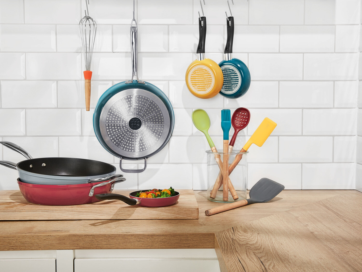 Patelnia aluminiowa Ø 28 cm Ernesto, cena 79,90 PLN
- innowacyjny wielowarstwowy ...