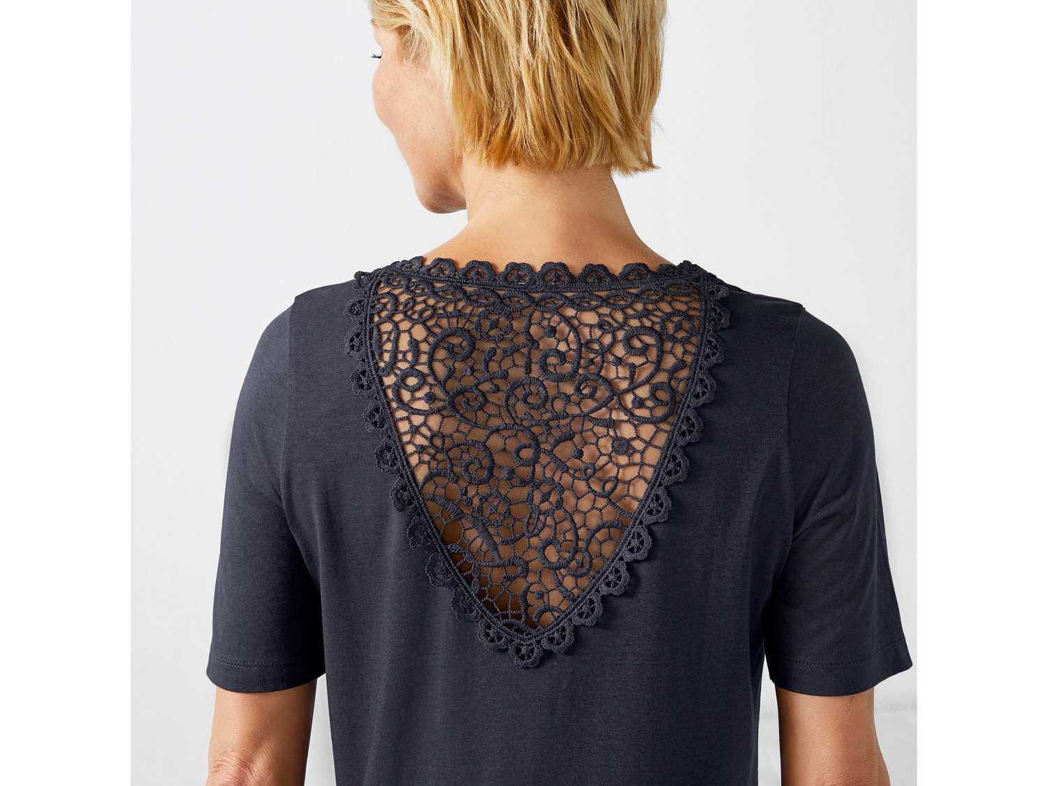 Koszula nocna damska z modalem Esmara Lingerie, cena 34,99 PLN
- 50% modalu (TENCEL™), ...