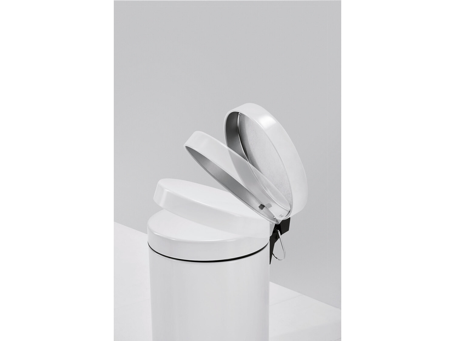 Kosz na śmieci Livarno, cena 19,99 PLN 
- ok. 17 cm x 26 cm (Ø x wys.)
- ...