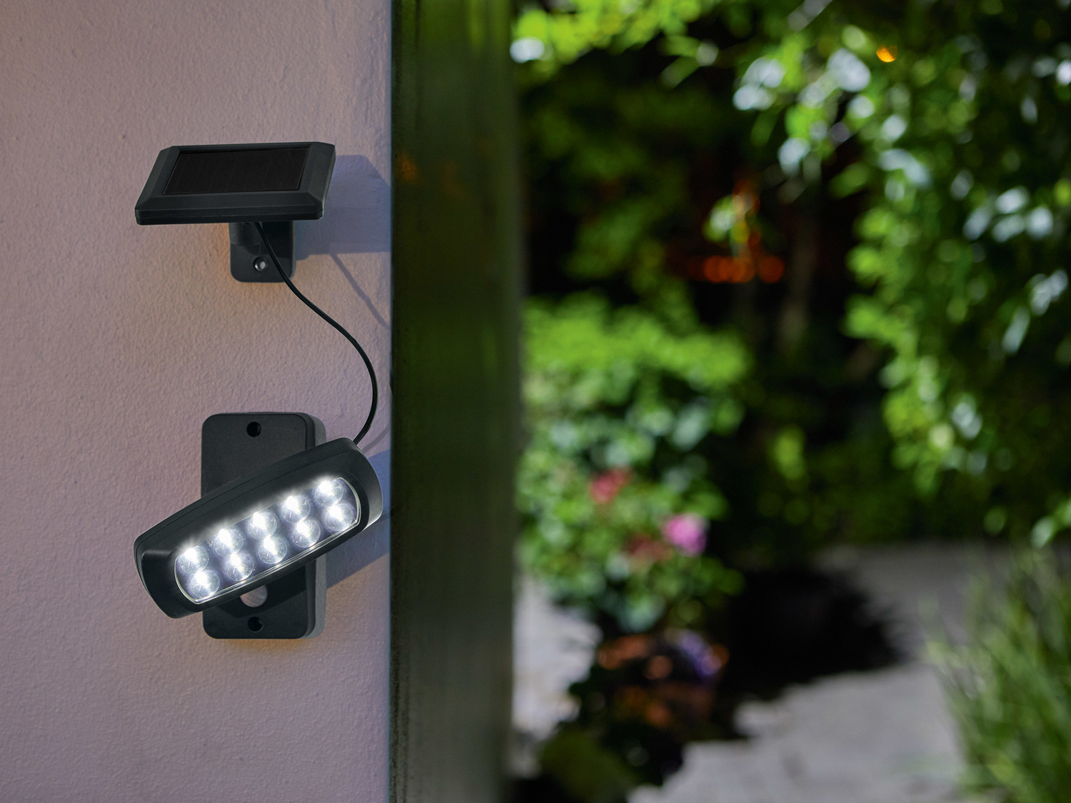 Reflektor solarny LED z czujnikiem ruchu i zmierzchu Livarno Lux, cena 29,99 PLN ...