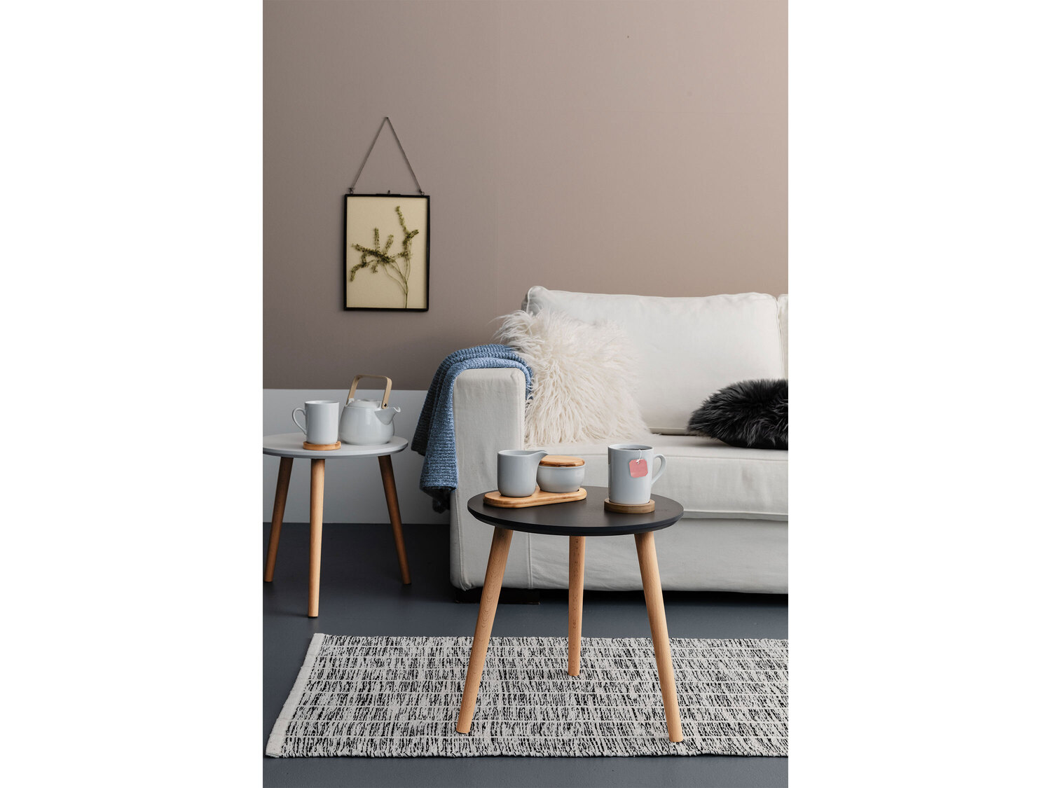 Stolik kawowy Livarno Living, cena 59,90 PLN
- ok. 40 x 40,5 cm (Ø x wysokość)
- ...