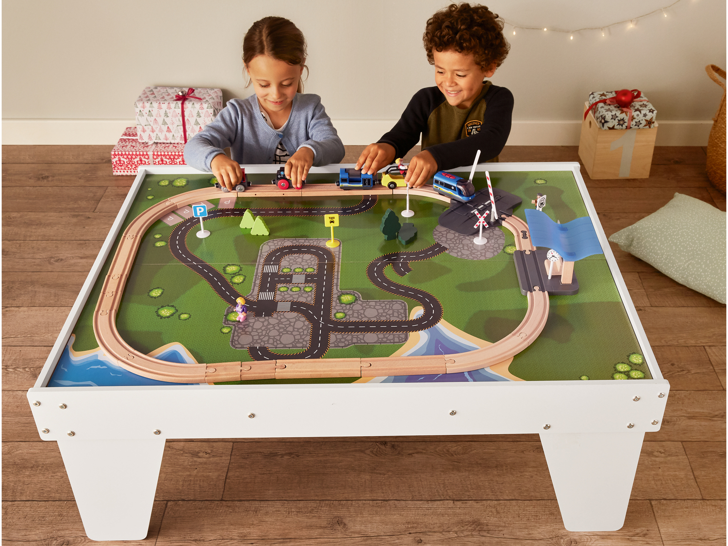 Stolik do zabawy XXL, 89 elementów Playtive Junior, cena 299,00 PLN
- z torami, ...