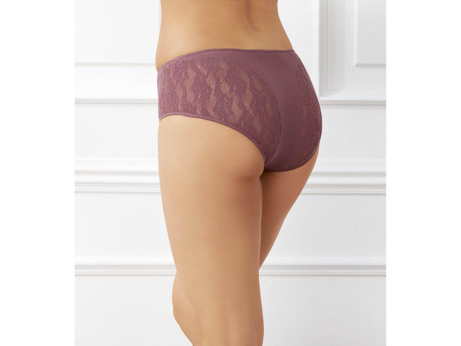 Majtki z koronką Esmara Lingerie, cena 19,99 PLN
- rozmiary: S-L
- bez szwów ...