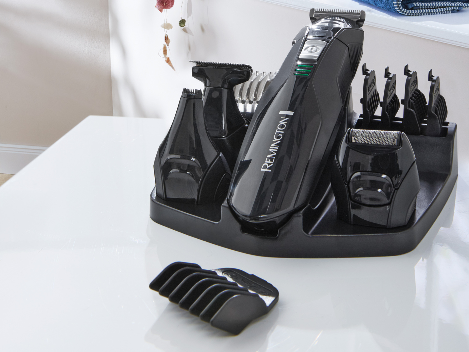REMINGTON Akumulatorowo-sieciowa maszynka do golenia Remington, cena 99,00 PLN
- ...