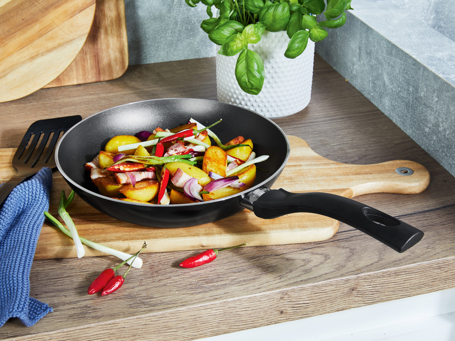 Patelnia aluminiowa Ø 28 cm Ernesto, cena 29,99 PLN
- z wysokiej jakości powłoką ...