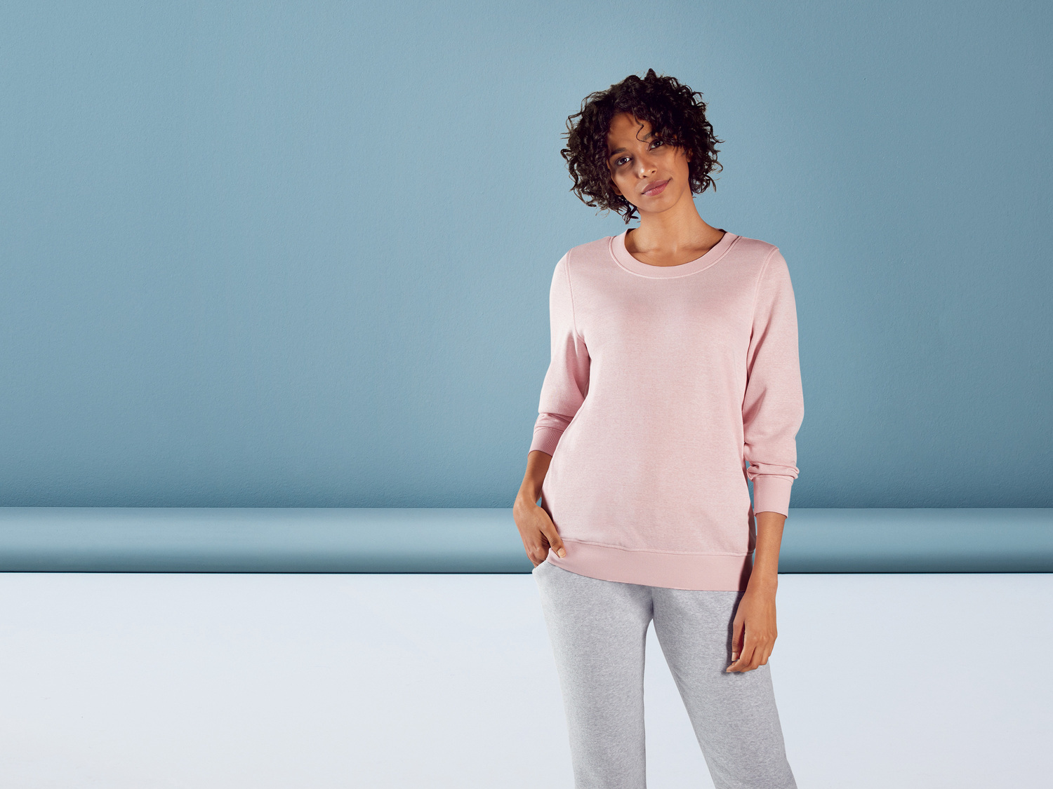 Bluza dresowa damska z biobawełną Esmara, cena 34,99 PLN
- rozmiary: XS-L
- wysoka ...