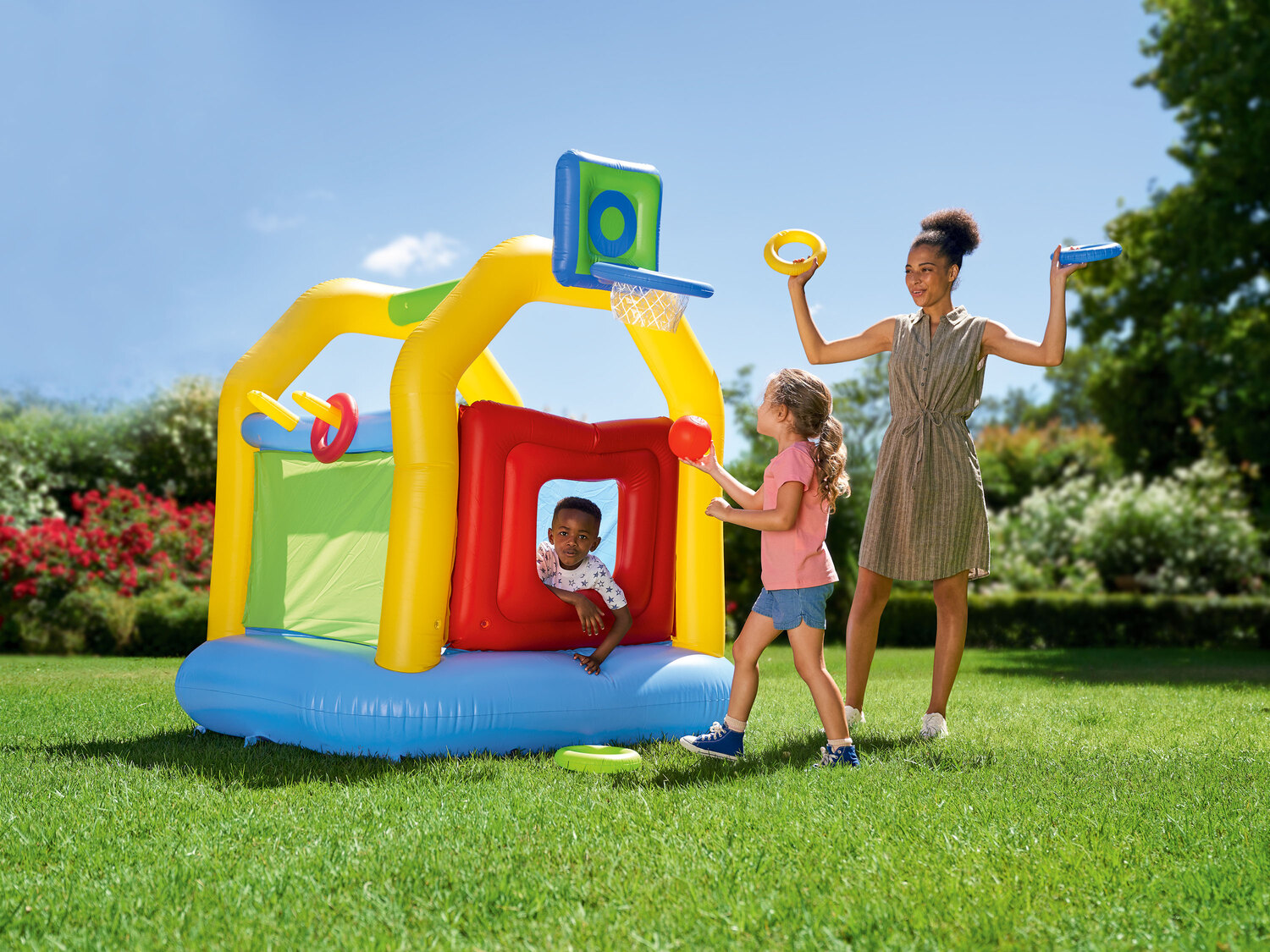 Dmuchany zamek z koszem do koszykówki Playtive, cena 169,00 PLN
- w zestawie: ...