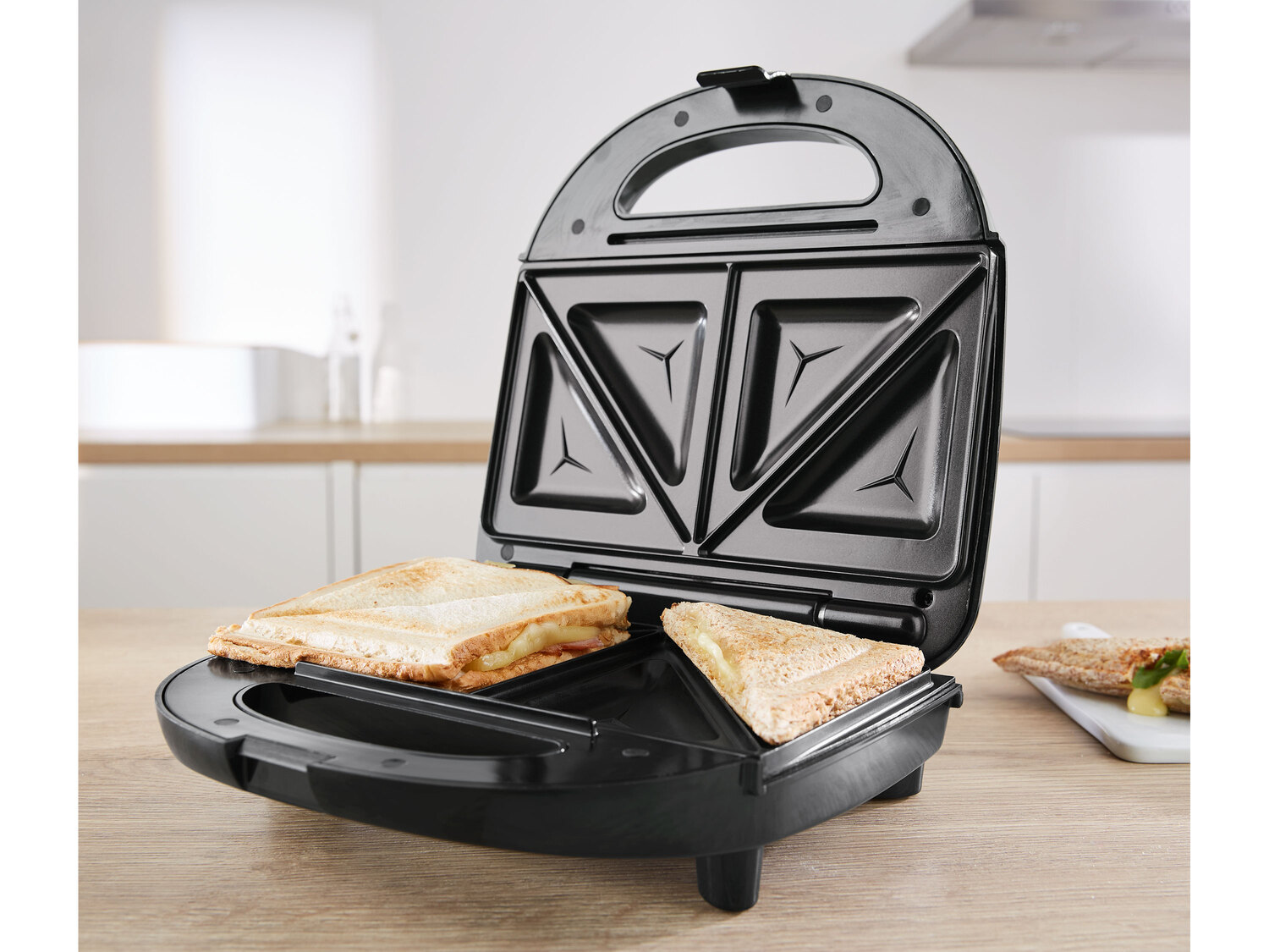 Opiekacz do kanapek 700 W Silverscrest Kitchen Tools, cena 34,99 PLN
- przewód ...