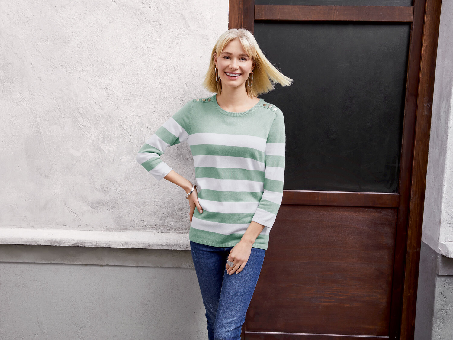 Sweter damski Esmara, cena 34,99 PLN
- 70% wiskozy (LENZING™ ECOVERO™), 30% ...