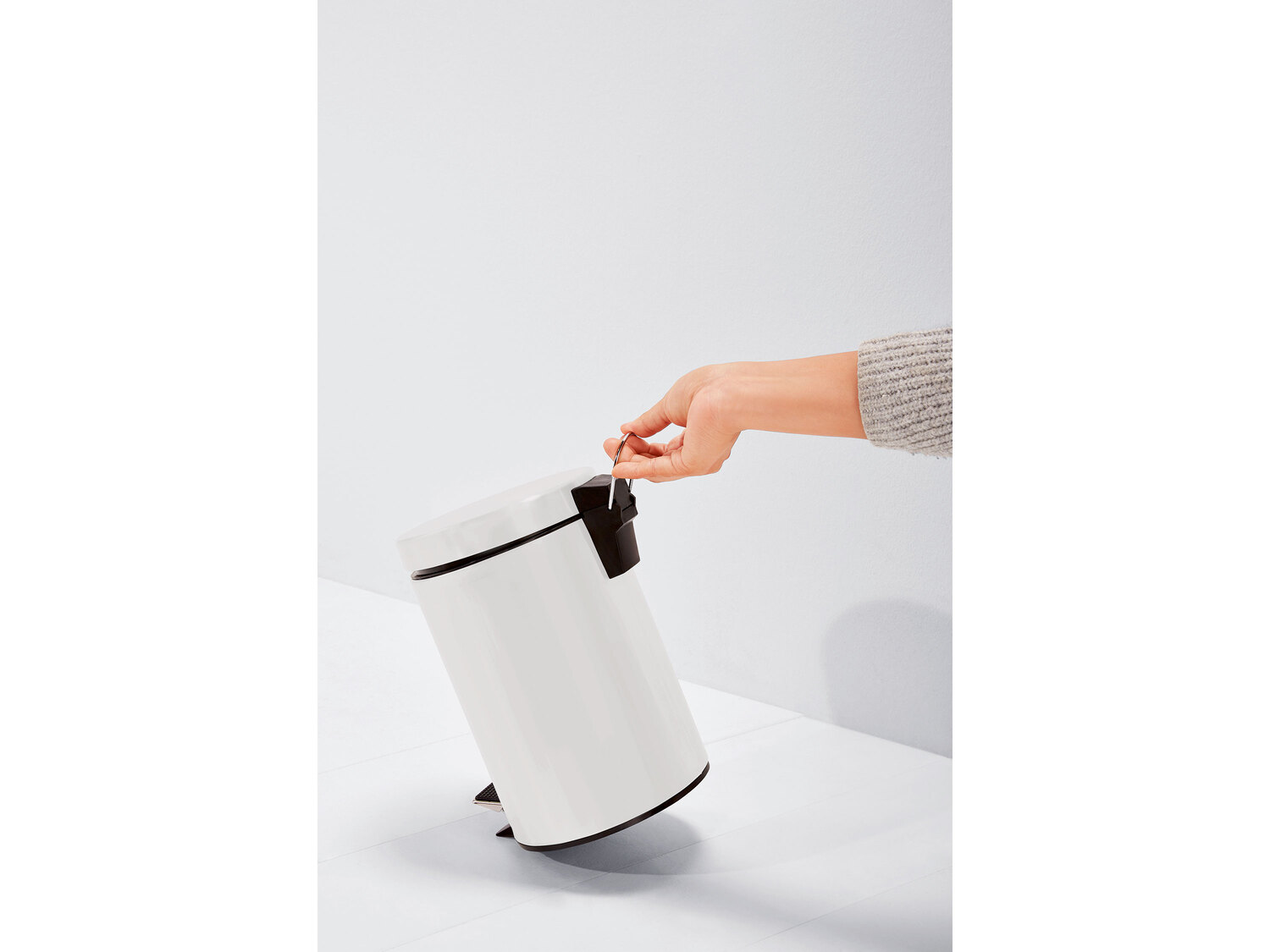Kosz na śmieci Livarno, cena 19,99 PLN 
- ok. 17 cm x 26 cm (Ø x wys.)
- ...