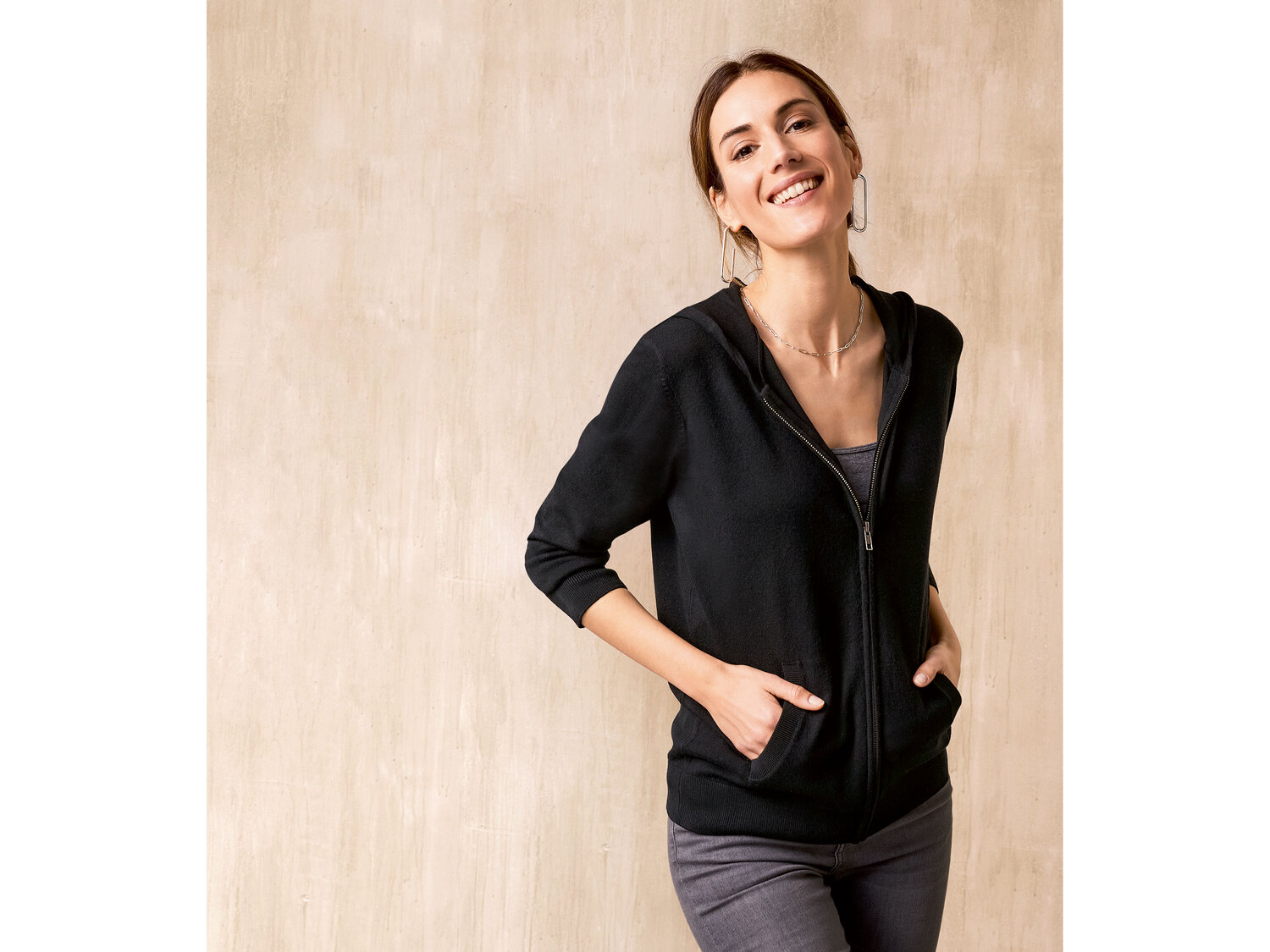 Bluza damska z dzianiny Esmara, cena 44,99 PLN
- rozmiary: XS-L
- z kapturem ...