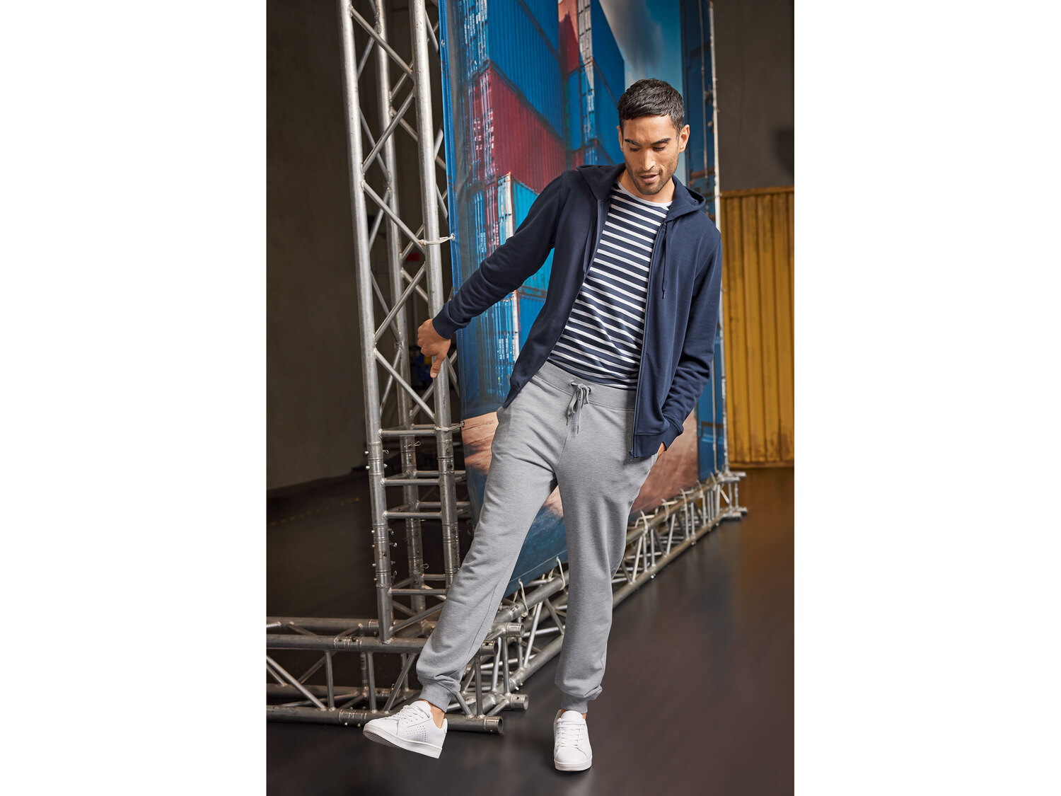 Spodnie dresowe męskie , cena 34,99 PLN
- rozmiary: M-XL
Dostępne rozmiary
Opis
- ...