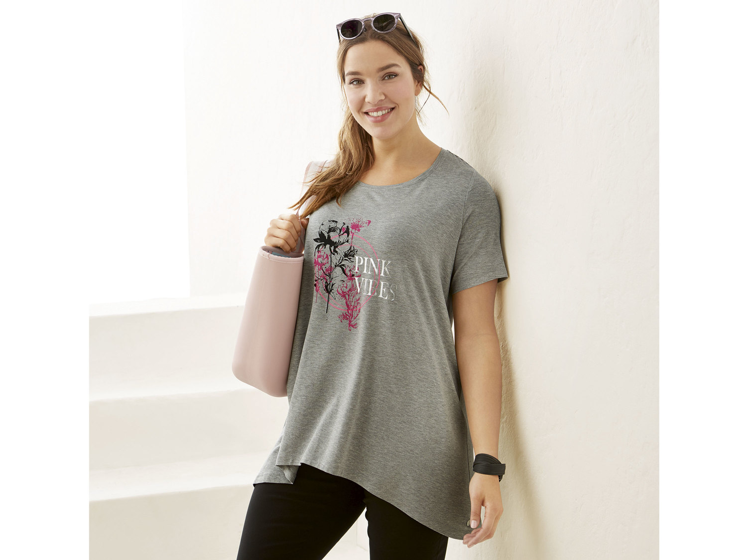 T-shirt z wiskozy Esmara, cena 29,99 PLN
- 95% wiskozy (Lenzing™, Ecovero™), ...