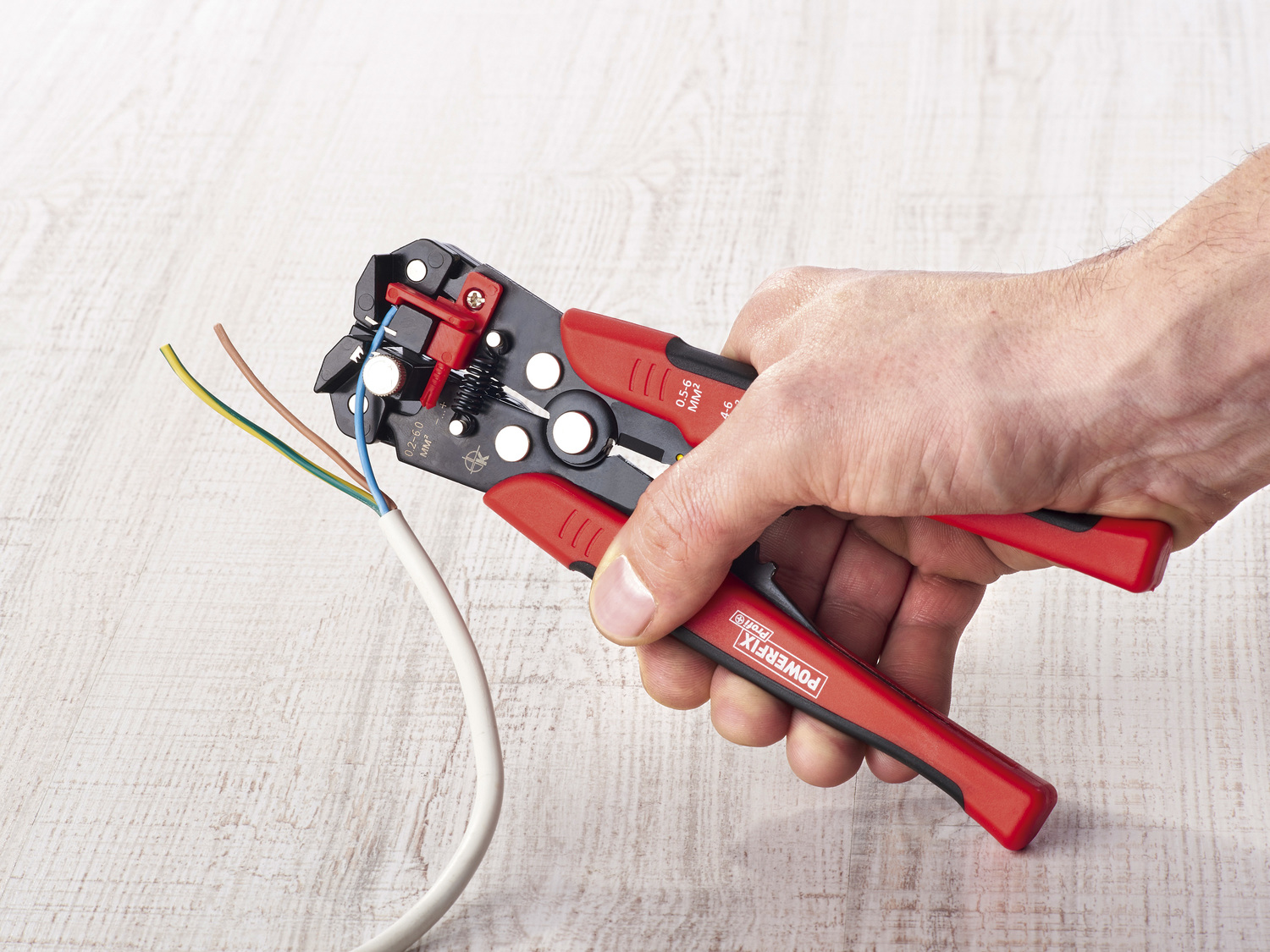 Zaciskarka z zestawem 231 elementów Powerfix, cena 44,99 PLN
- do cięcia, izolowania ...