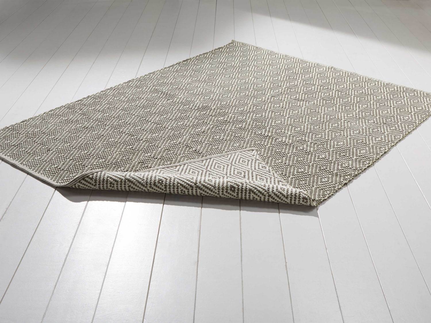 Dwustronny dywan Meradiso, cena 74,90 PLN
- 100% bawełny
150 x 200 cm
