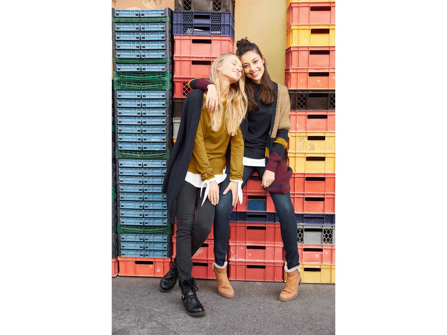 Sweter z koszulowym brzegiem Esmara, cena 34,99 PLN
- sweter: 84% wiskozy (LENZING™ ...