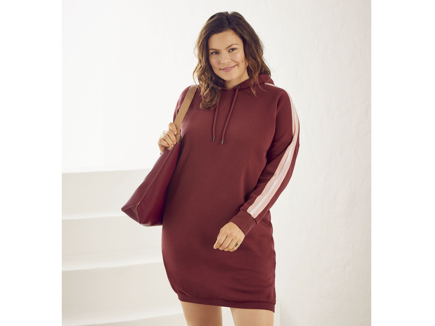 Sukienka z tkaniny dresowej Esmara, cena 34,99 PLN
- rozmiary: L-3XL
- wysoka ...