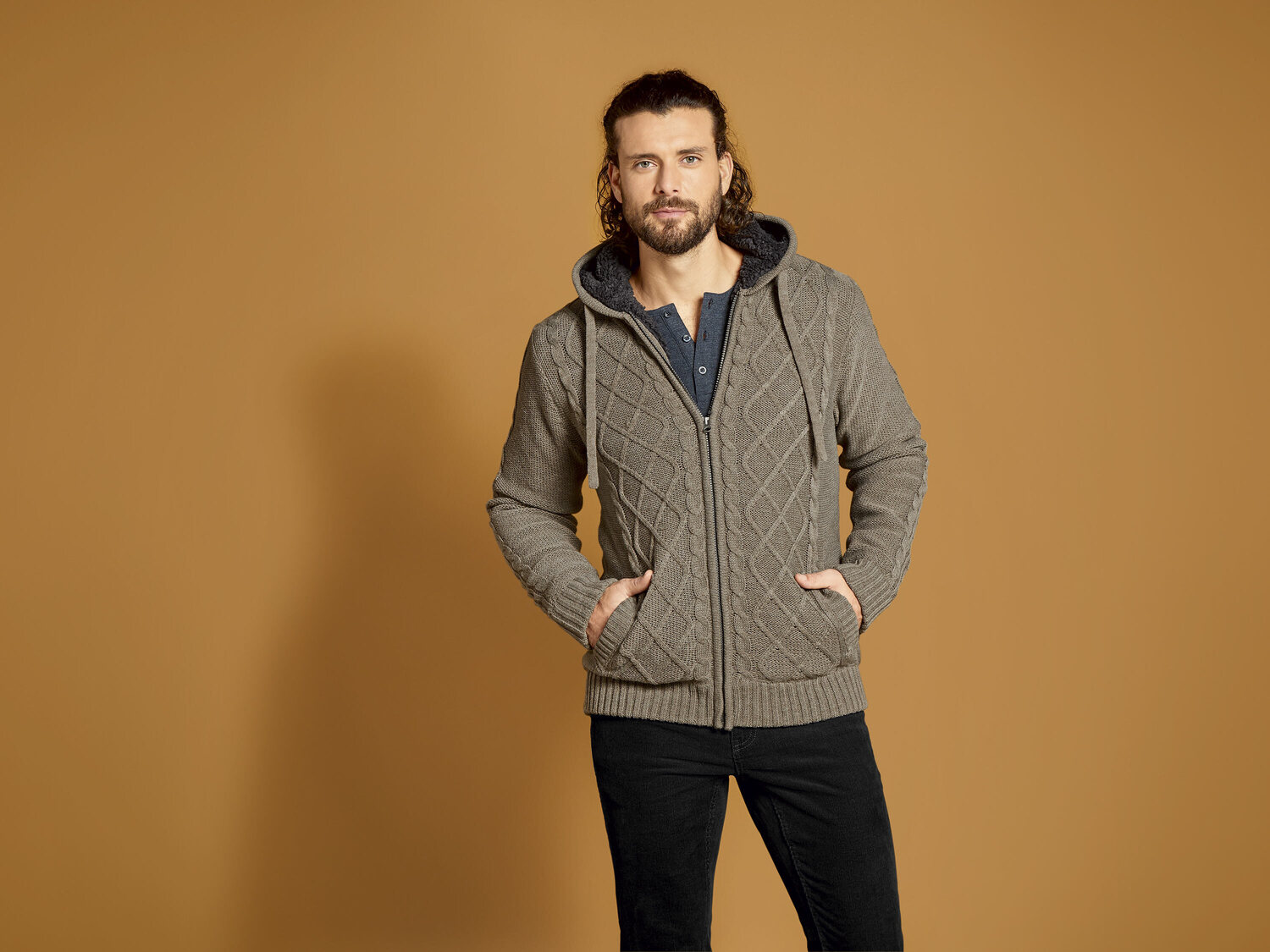 Ocieplany sweter męski z futerkiem Livergy, cena 74,90 PLN 
- rozmiary: M-XL
&nbsp;
Dostępne ...