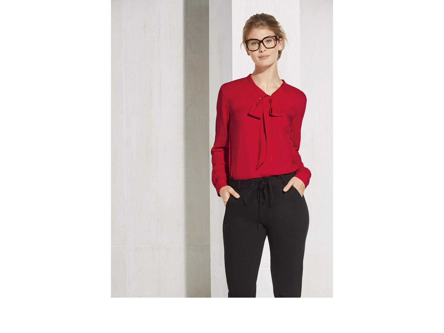 Bluzka z wiskozy Esmara, cena 29,99 PLN
- 100% wiskozy (LENZING™ ECOVERO™)
- ...