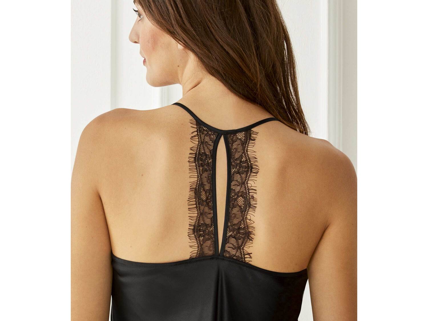 Satynowa koszula nocna Esmara Lingerie, cena 24,99 PLN
- rozmiary: 34-44
- wykończona ...