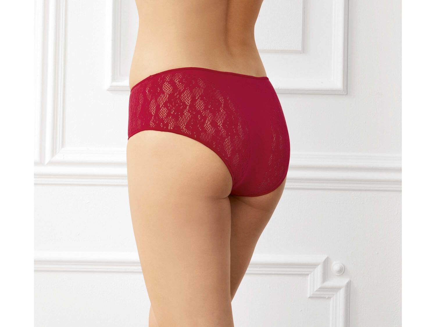 Majtki z koronką Esmara Lingerie, cena 19,99 PLN
- rozmiary: S-L
- bez szwów ...