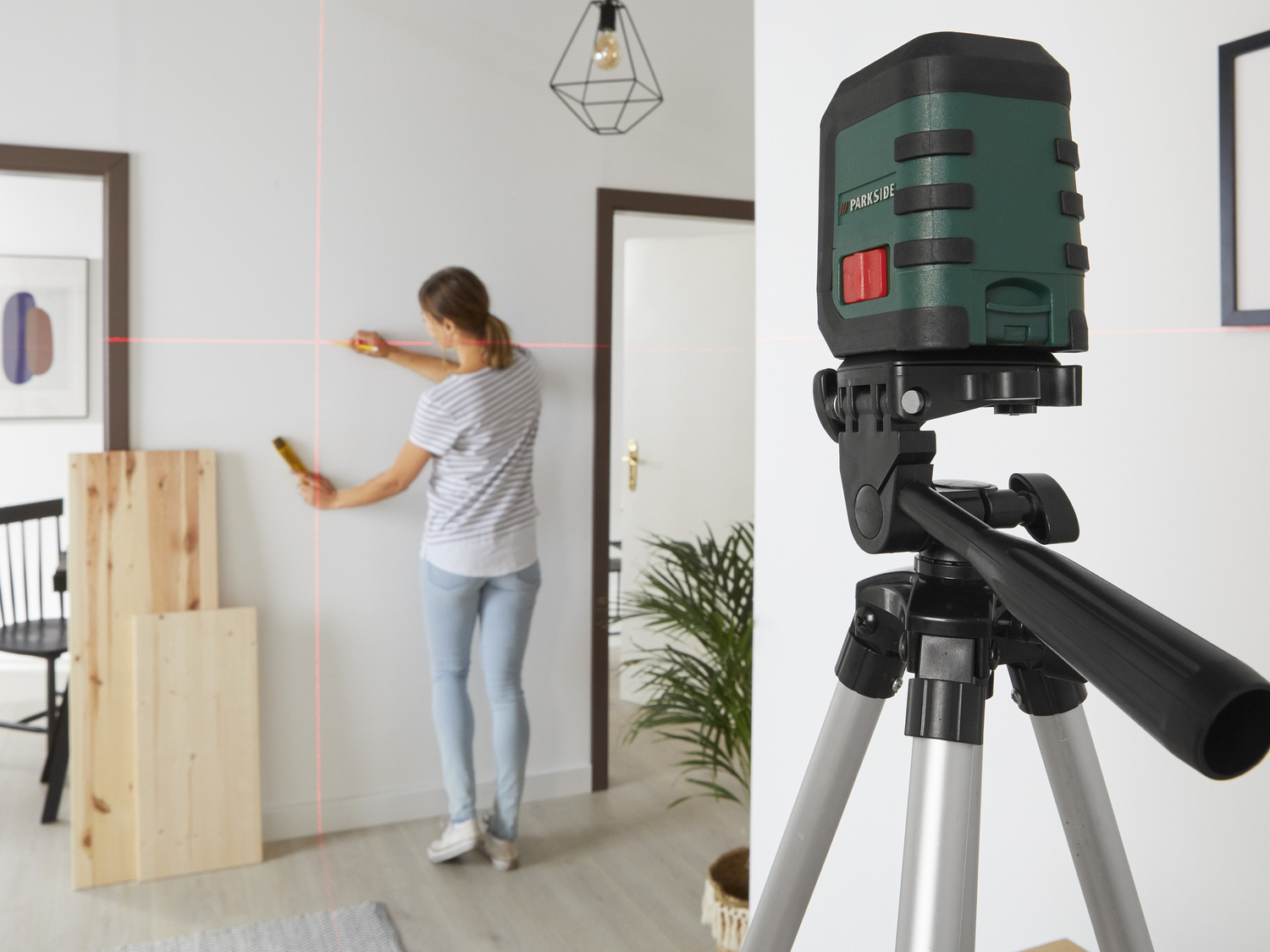 Laser krzyżowy ze stojakiem Parkside, cena 139,00 PLN
- precyzyjna projekcja ...
