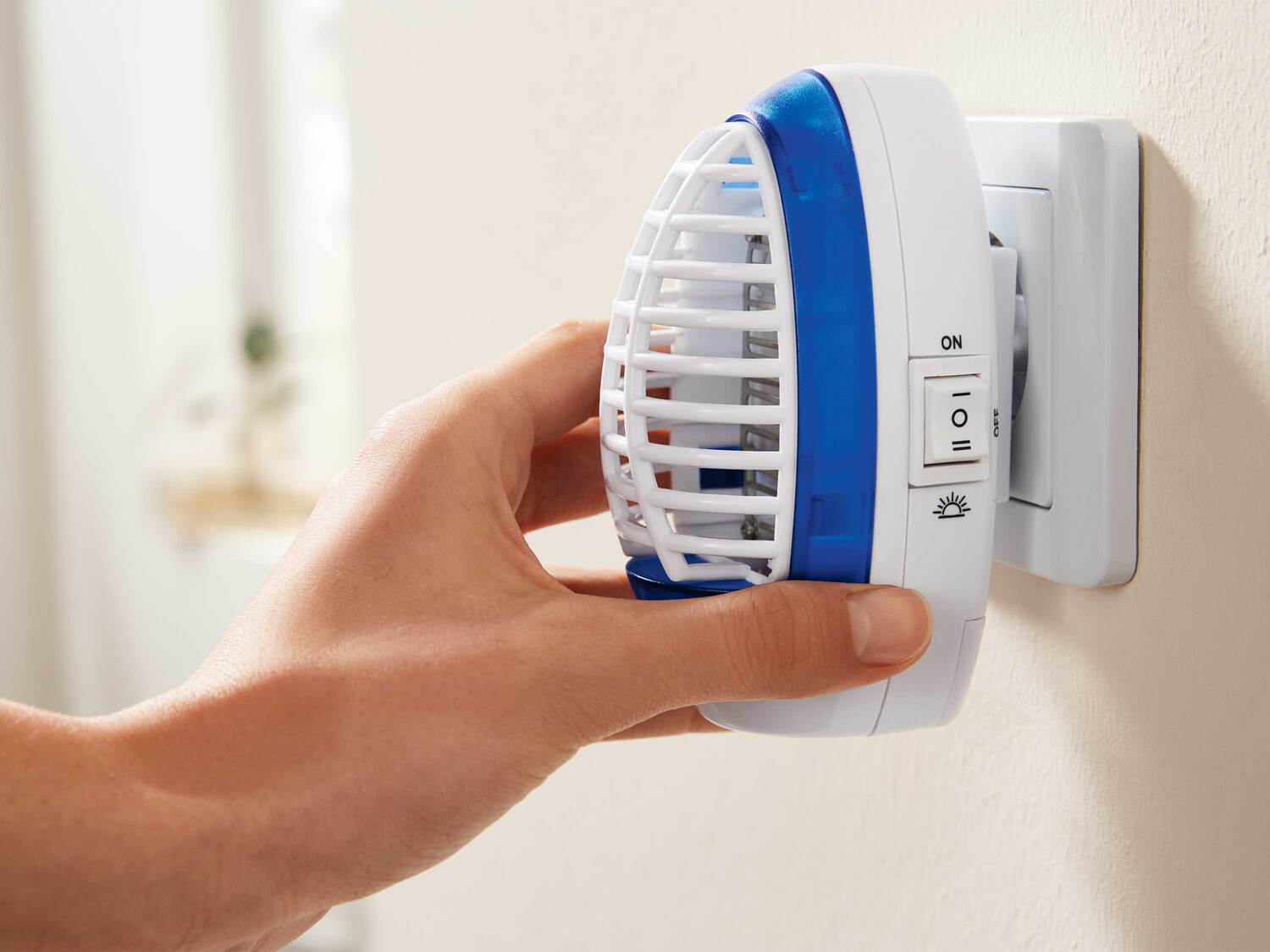 Owadobójcza lampa LED , cena 19,99 PLN
- niebieskie światło UVA zwabia komary ...