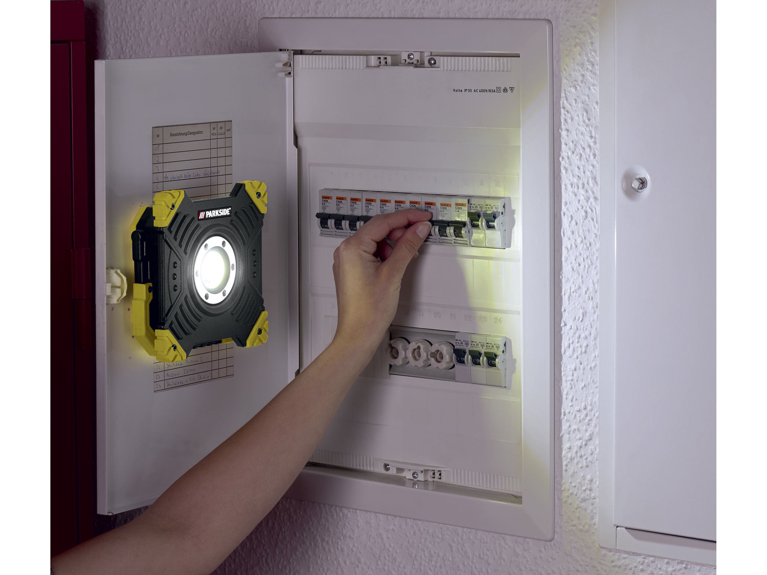 Akumulatorowa lampa robocza 15 W Parkside, cena 99,00 PLN
- odporne na uderzenia ...
