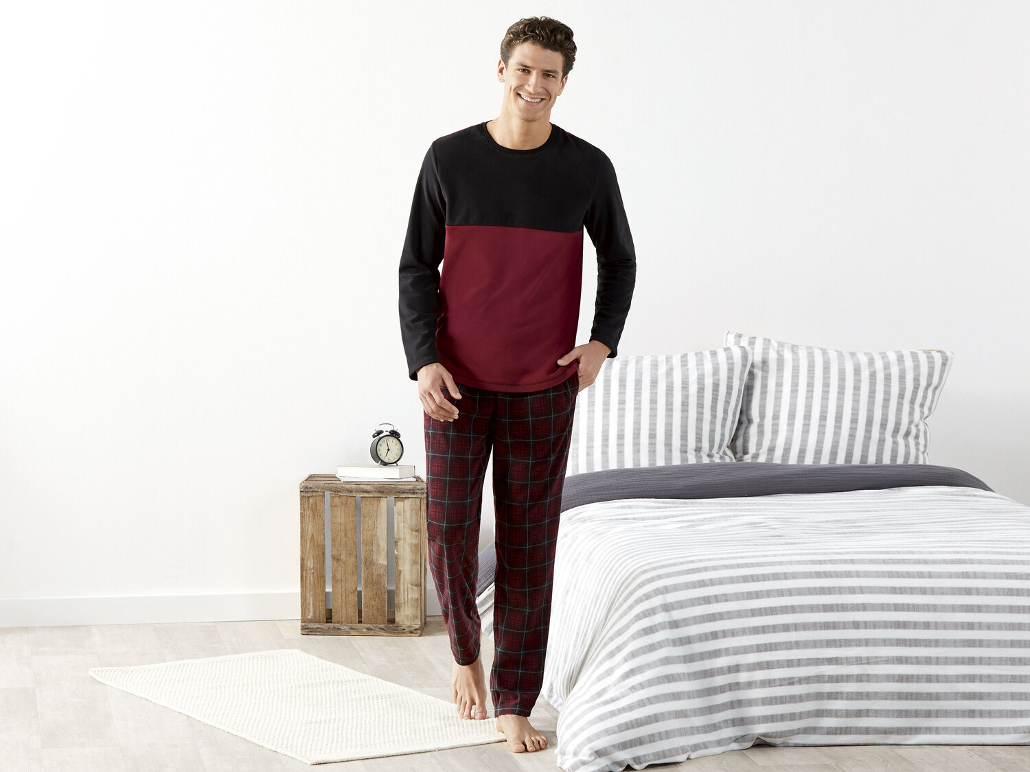 Piżama polarowa Livergy, cena 34,99 PLN
- rozmiary: M-XL
Dostępne rozmiary
Opis
- ...