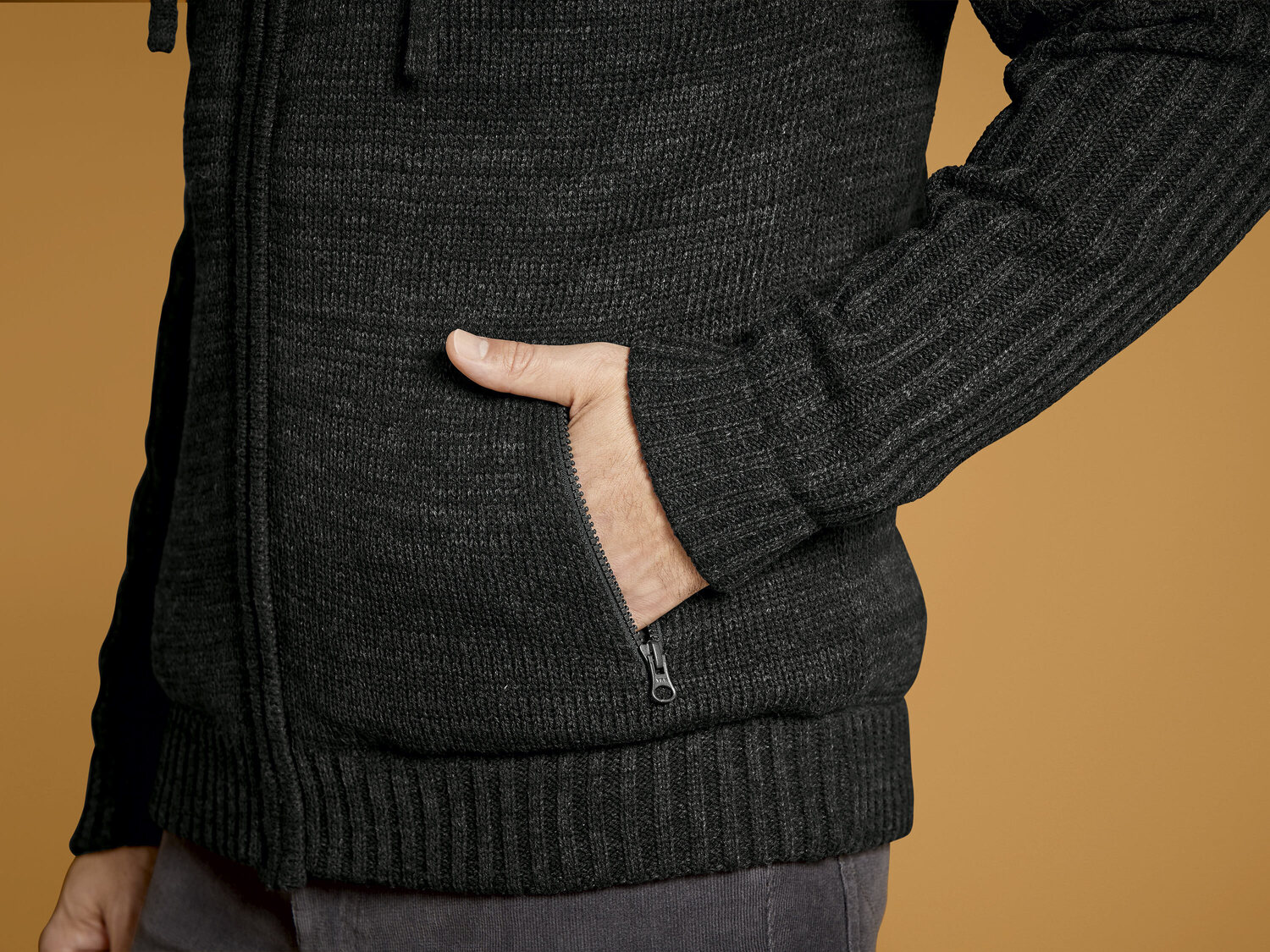 Ocieplany sweter męski z futerkiem Livergy, cena 74,90 PLN
- rozmiary: M-XXL
Dostępne ...