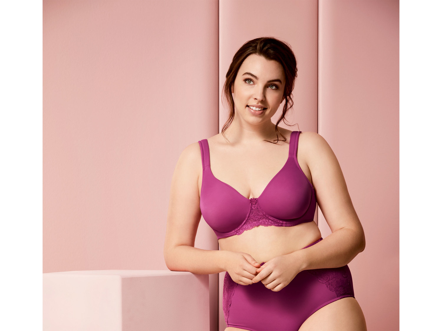 Biustonosz Esmara Lingerie, cena 22,99 PLN
- rozmiary: 85D, 90C, 90D, 95C, 95D, ...