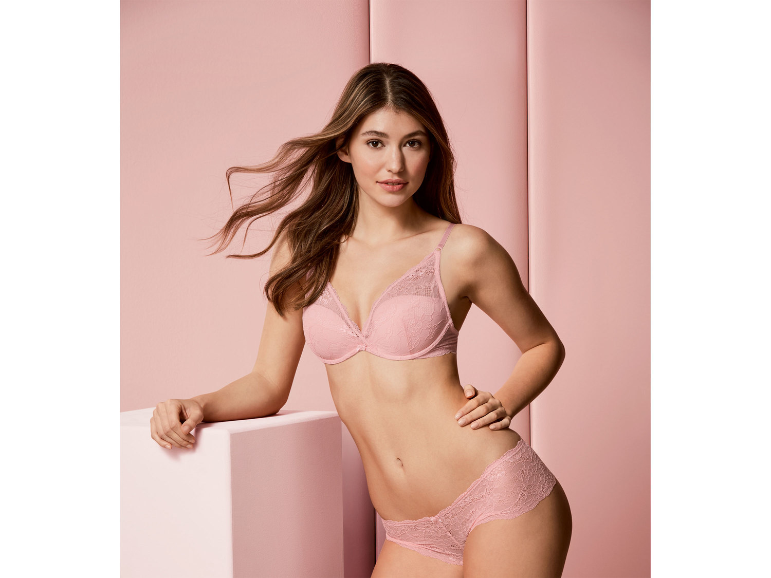 Biustonosz z trójkątnymi miseczkami Esmara Lingerie, cena 22,99 PLN
- rozmiary: ...