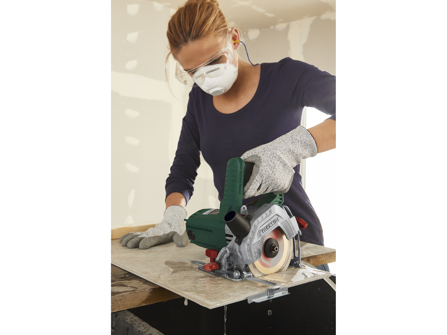Przecinarka diamentowa PDFS 1300 A1 1300W Parkside, cena 199,00 PLN
Do cięcia ...